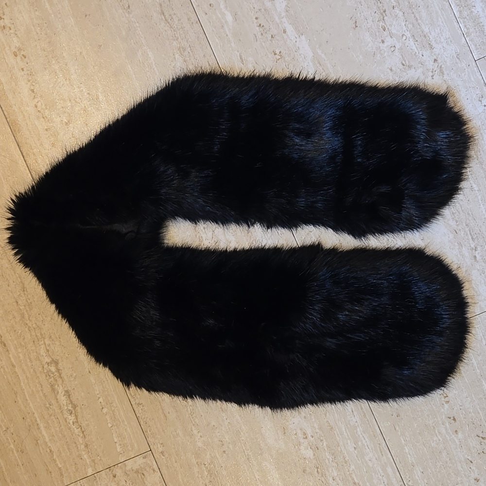 New Chico's Black Faux Fur Stylish Pull Through Oblong Scarf